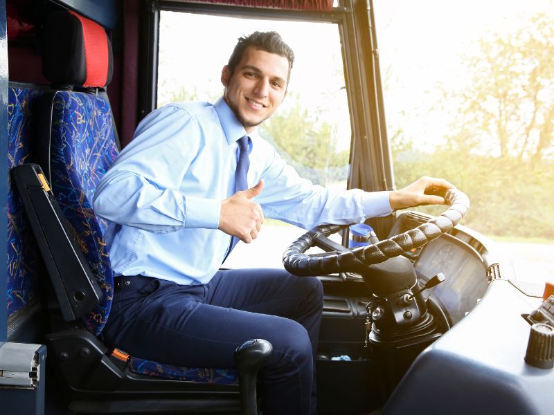 La Cqc persone è la Carta di qualificazione del conducente specifica del trasporto persone, è obbligatoria e ottenerla richiede la frequenza di un corso in autoscuola, non è possibile prepararsi da privatista