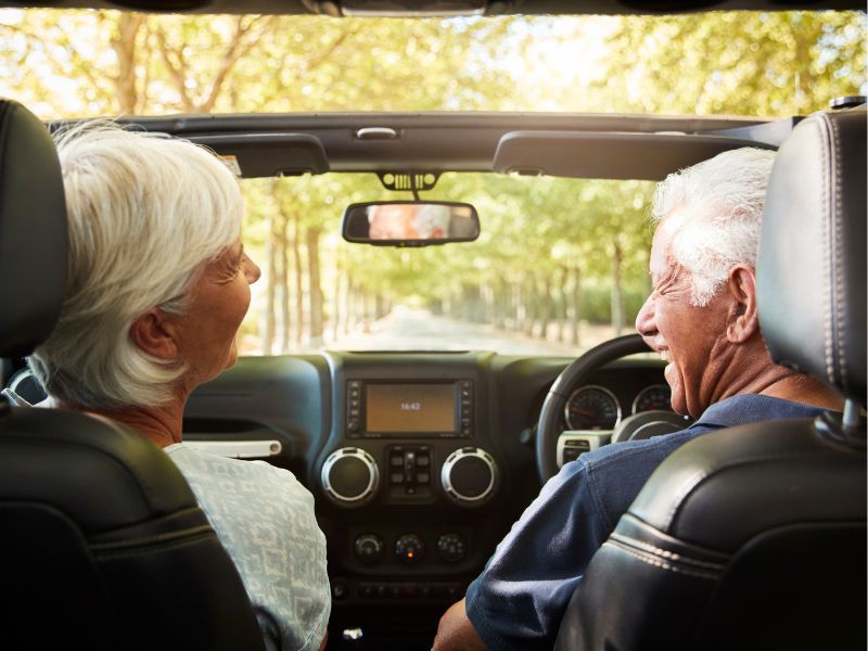 Hai più di 70 anni e vuoi sapere tutto sul rinnovo della patente di guida per le persone "anziane"?